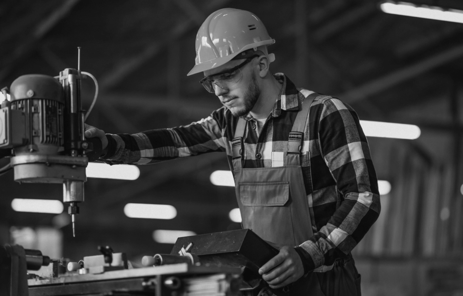 Imagem de um profissional de montagem e manutenção industrial